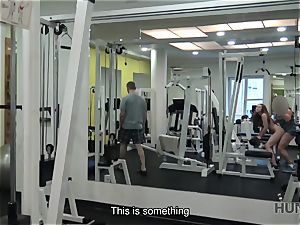 HUNT4K. pal earns a plenty of of cash by selling girlfriend s cock-squeezing cooter in gym